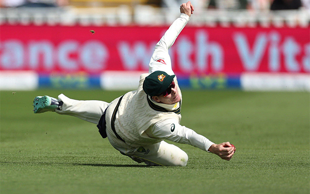 Steve Smith's diving fielding effort